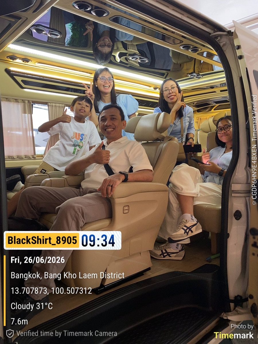 คณะลูกค้าถ่ายรูปในรถหรู